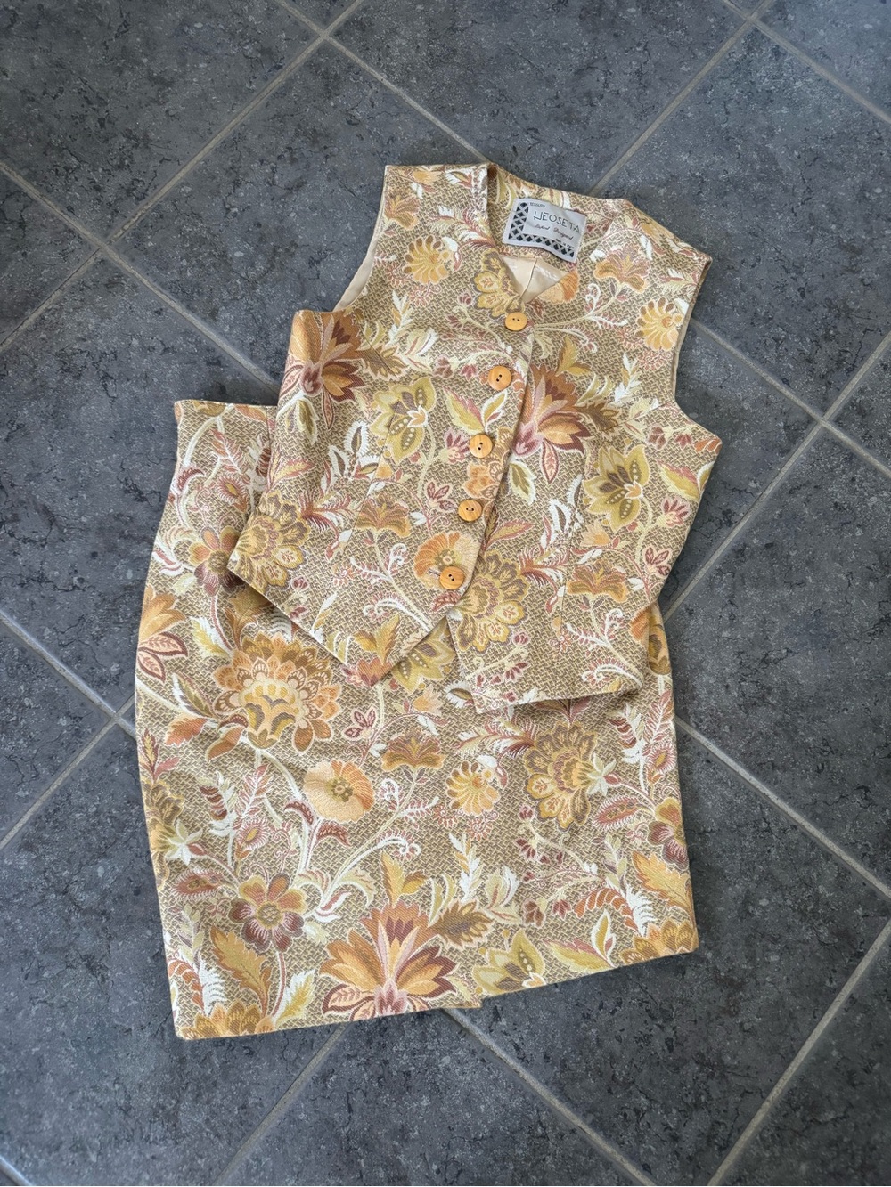 Italian skirt and vest set
